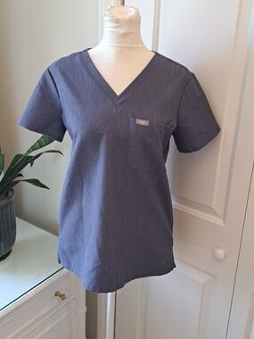 NWOT FIGS Womens Catarina Medical Scrub Technical One Pocket Stretch Top XS